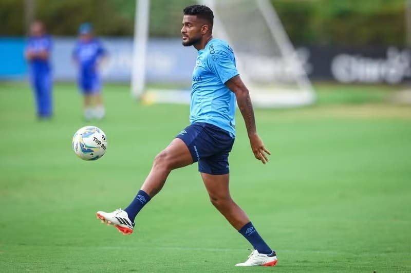Reinaldo desfalca o Grêmio após lesão no ligamento do joelho